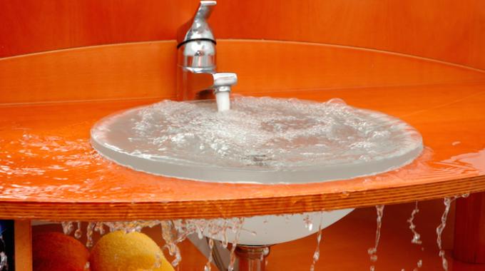 Des astuces pour déboucher un évier , une canalisation sois même avec le matériel du bord. On a toujours de quoi déboucher un évier dans sa maison.